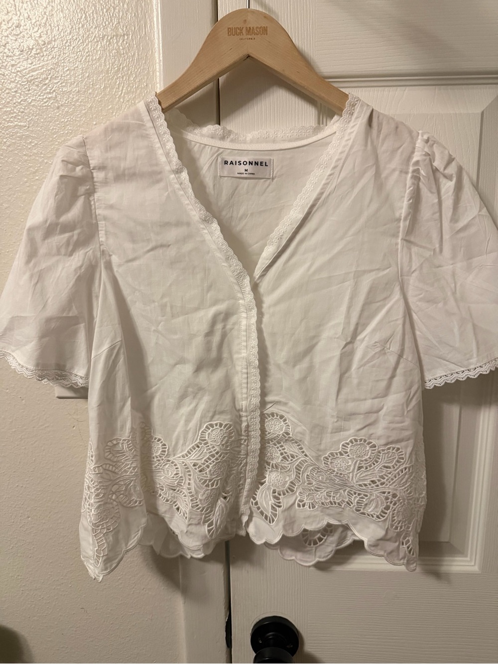 NWT EMBROIDERED SCALLOP HEM PUFF SLEEVE BLOUSE - WHITE, Medium - Picture 2 of 5